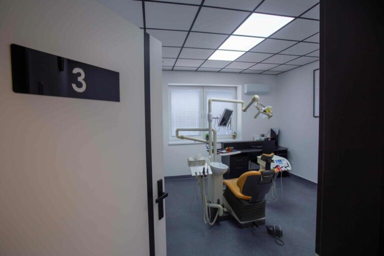 Korytarz kliniki przy gabinecie numer trzy