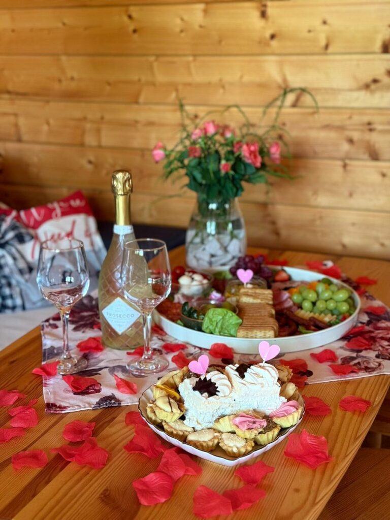 Stół przygotowany na romantyczną kolację w domku