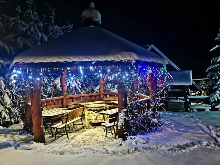 Oświetlona wiata grillowa zimą