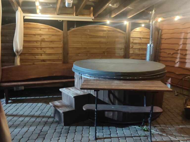 Osłonięta strefa jacuzzi z ekranem projektora